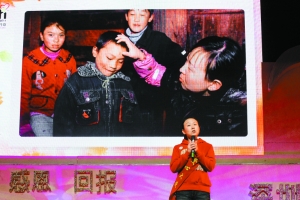 在昨天的第八届深圳关爱行动启动仪式上，孙影饱含深情地讲述了她四年多来走过的心路历程。深圳商报记者 范国瑞 摄