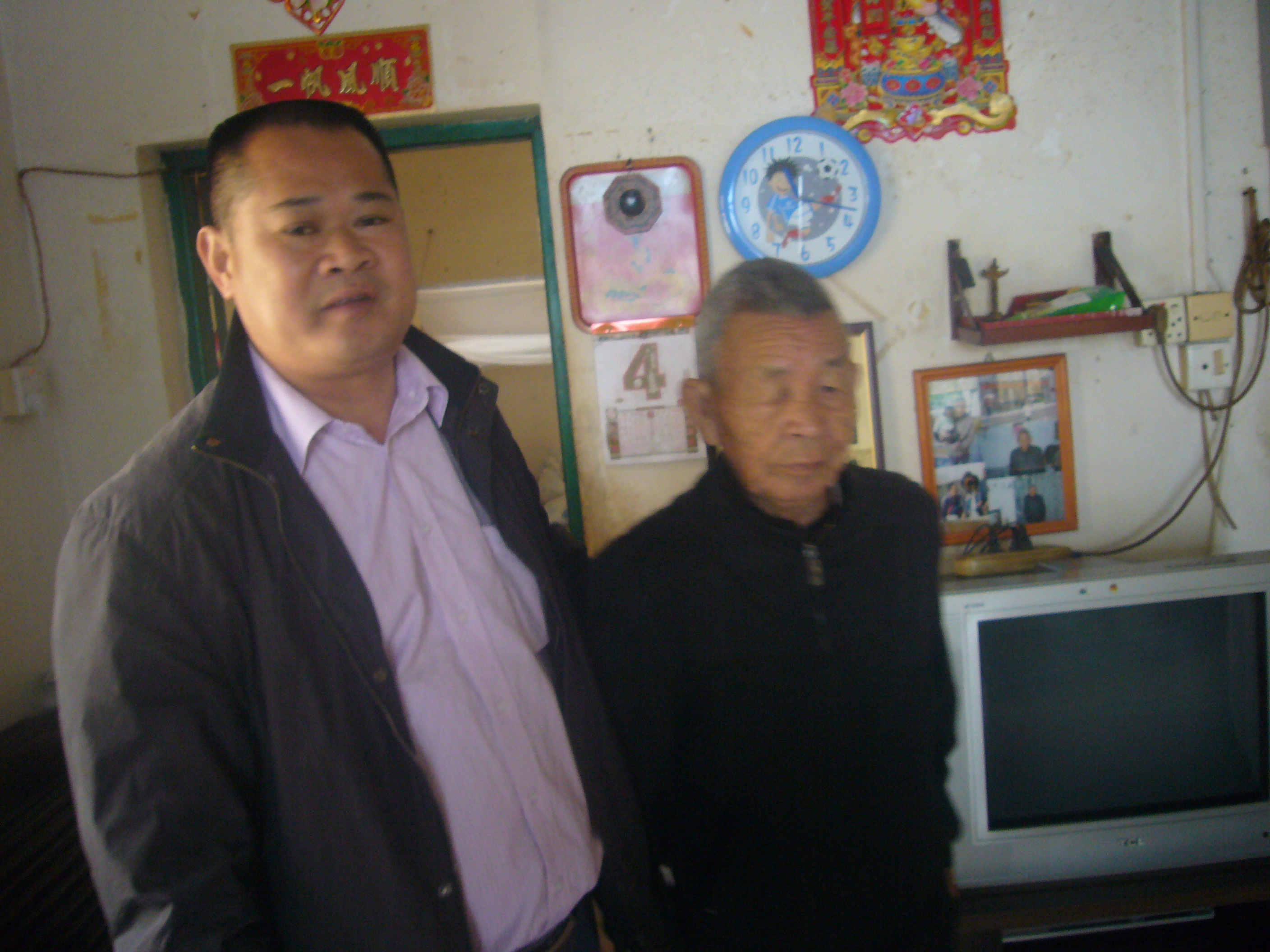17张仲辉家庭（看望社区孤寡老人）.jpg