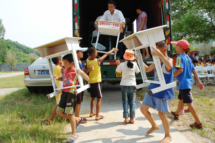 2009年8月，梅林一村将河源榄溪小学定为爱心助学点，每年以不同的方式进行资助，01.jpg