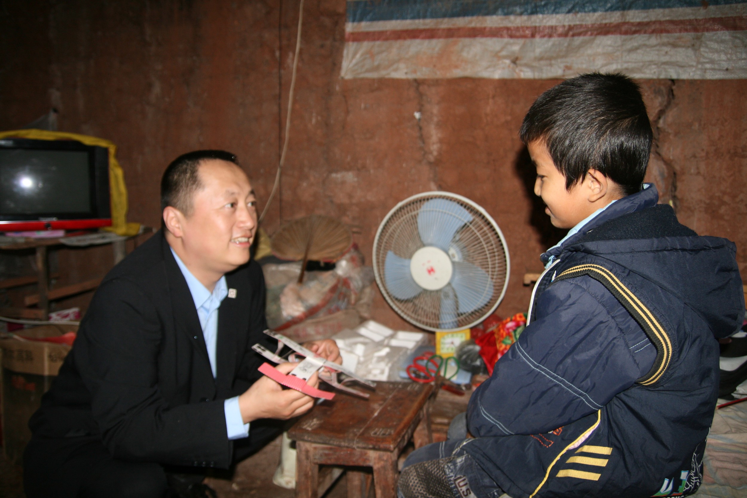 爱佑童心，万科总裁郁亮和四川先心病儿童刘洪银.jpg