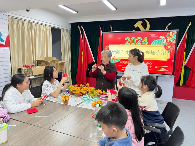 老人教小朋友做花篮.jpg